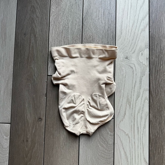 Skims Seamless Sculpt Mid Waist Brief | Size: Xtra Small | Excellent Condition - Picture 2 of 3